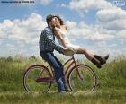 Bir çift ile kırsal binmek bisiklet sırasında aşık